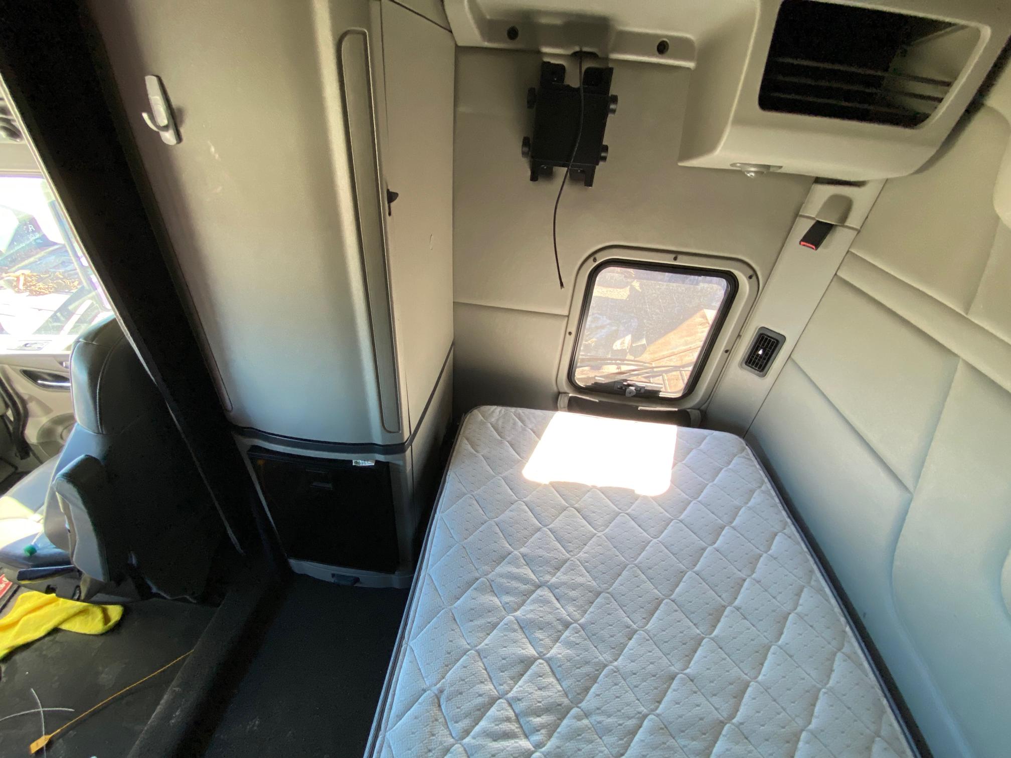 2020 PETERBILT 579 - Image 14